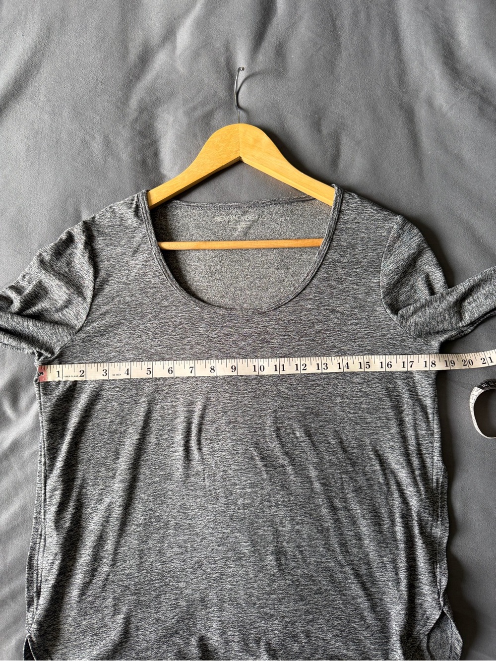 Beyond Yoga Women's Long Sleeve Scoop Neck Athletic T-Shirt size Small EUC - Picture 4 of 5